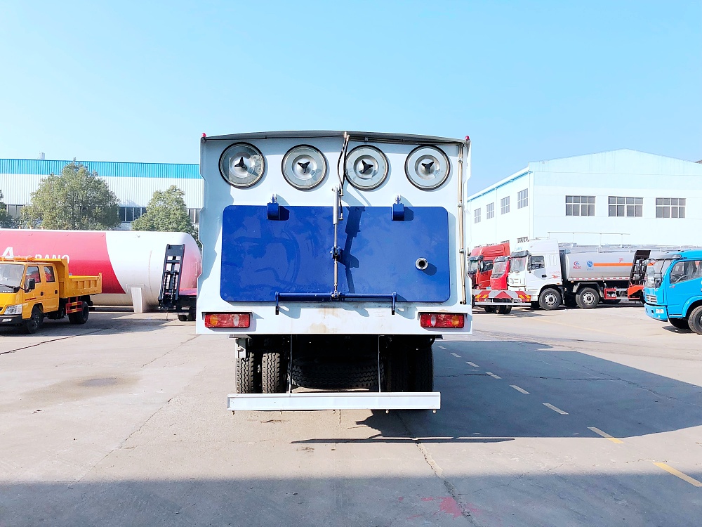 東風天錦吸塵車改裝推雪板設(shè)備