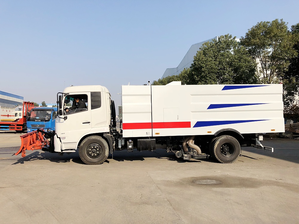 東風天錦吸塵車改裝推雪板設(shè)備