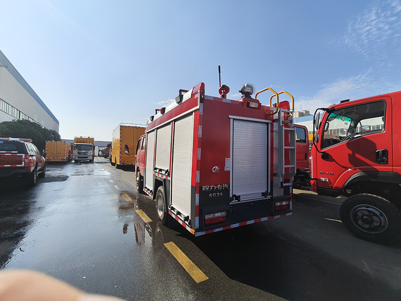 小多利卡2.5噸水罐消防車(chē)