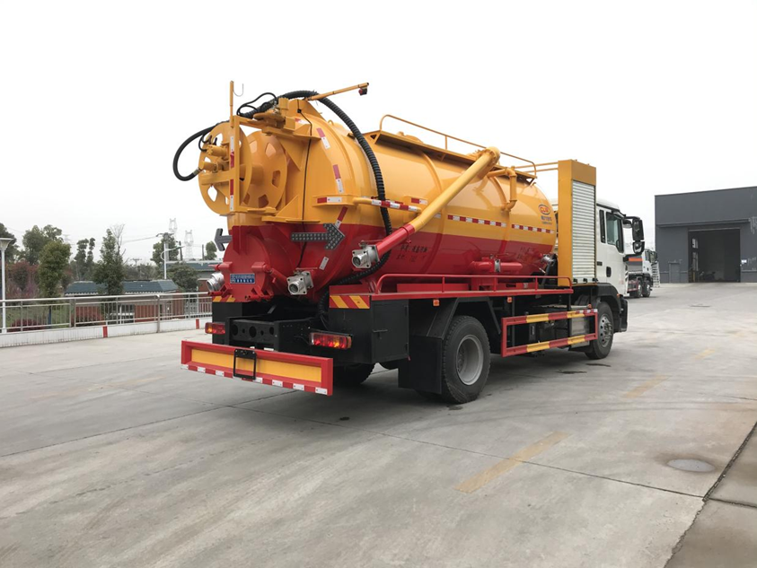 重汽豪沃單橋清洗吸污車(chē)