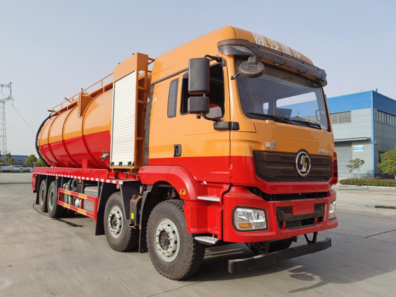 柳汽乘龍后八輪清洗吸污車