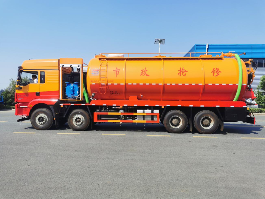 柳汽乘龍后八輪清洗吸污車