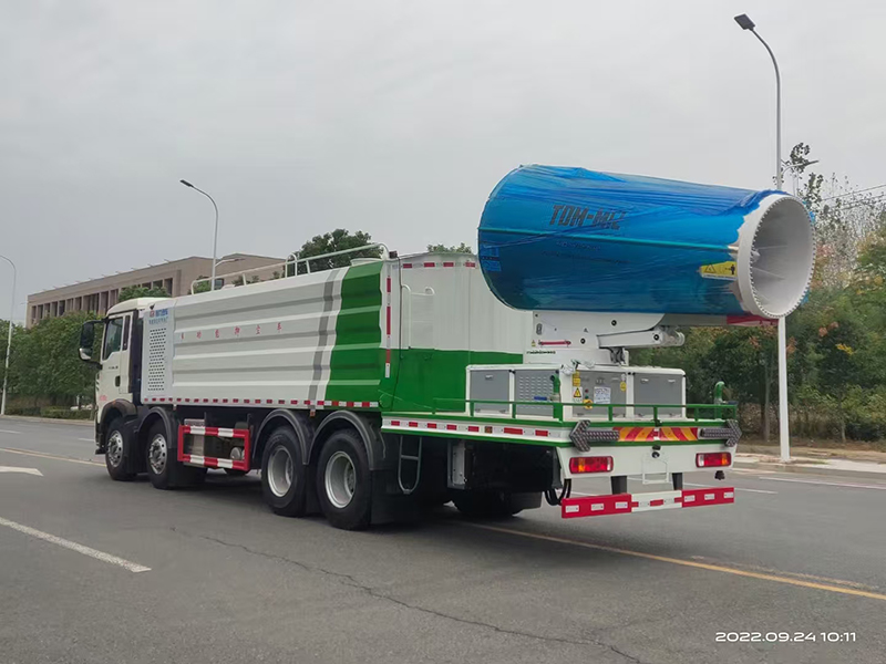 重汽豪沃后雙橋抑塵車