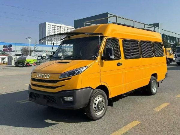 國六依維柯10~17座運兵車